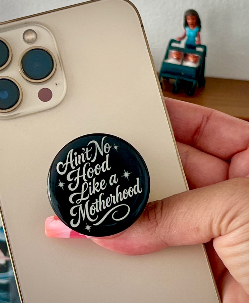 'AIN'T NO HOOD LIKE MOTHERHOOD' Pen & Ink Pop Grip (Drop Glue Style) Black/White
