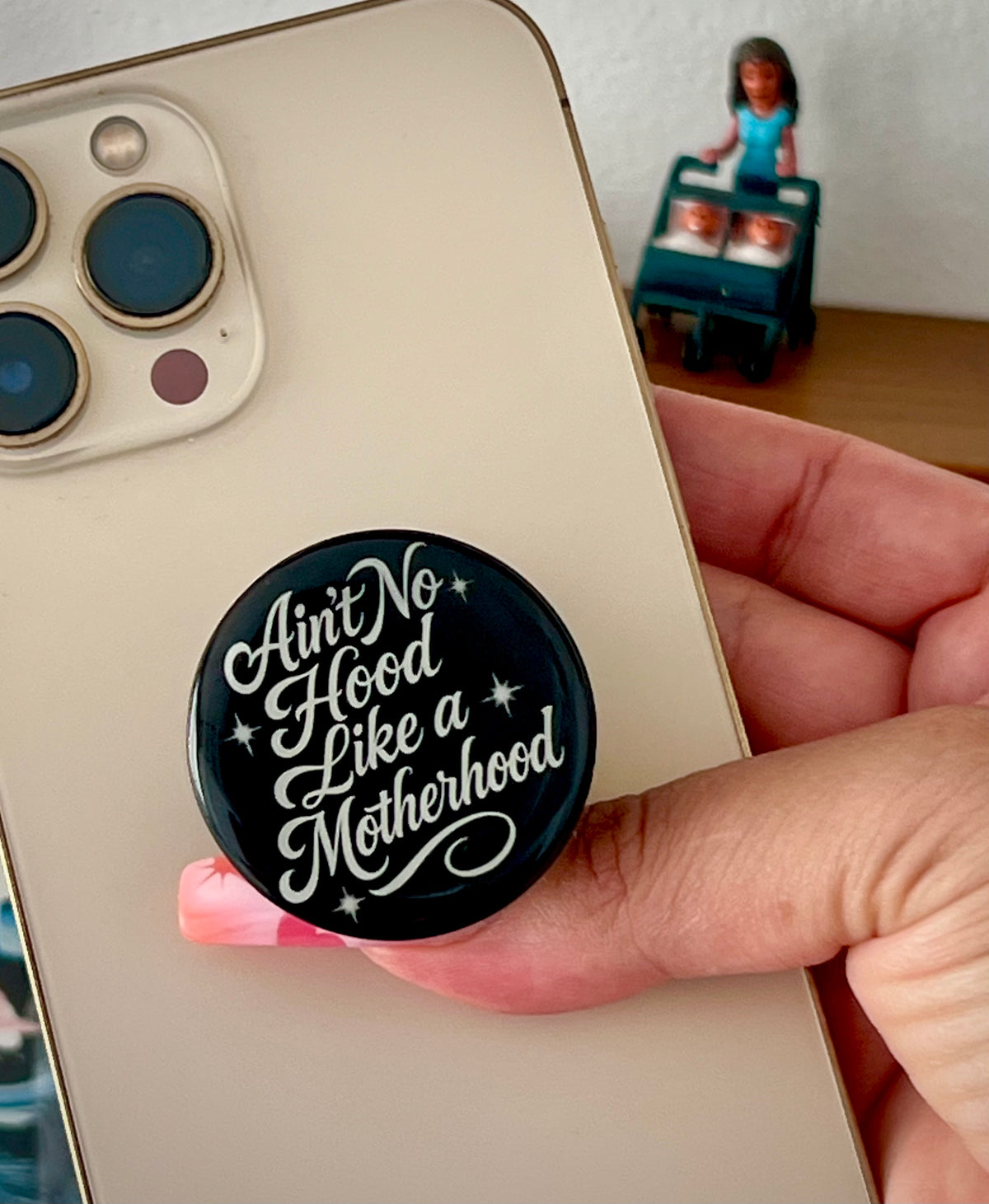 'AIN'T NO HOOD LIKE MOTHERHOOD' Pen & Ink Pop Grip (Drop Glue Style) Black/White