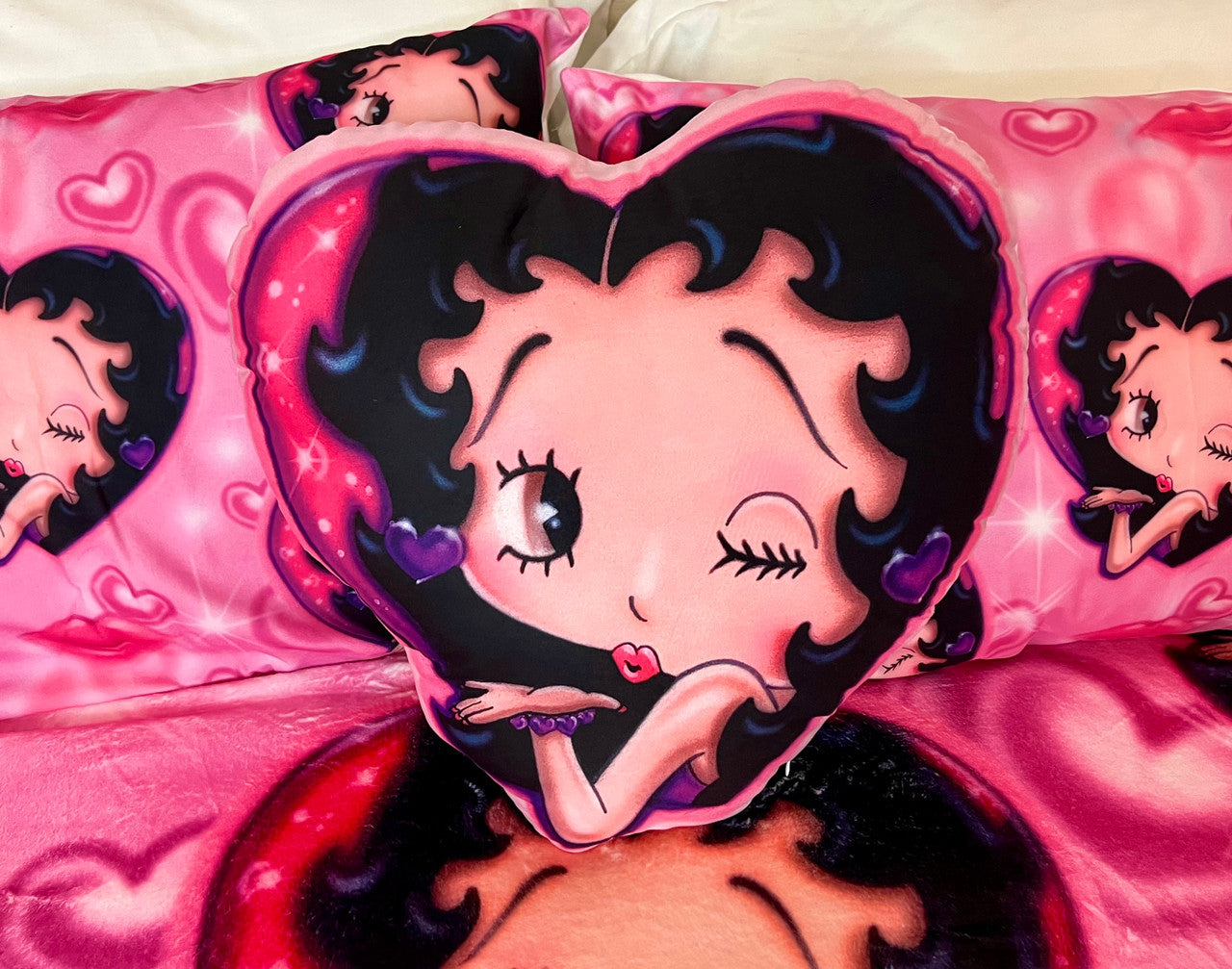 'PLAYGIRL AT HEART' Airbrush Heart Die Cut Decorative Pillow (Pinks)