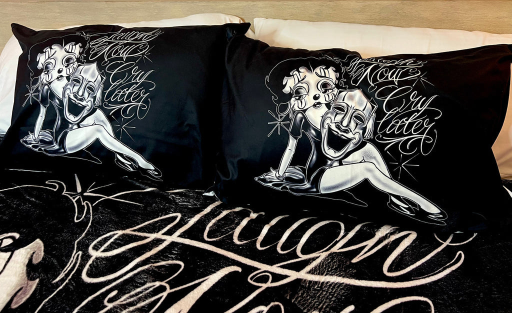 'LOOK OVER YOUR SHOULDER' Pillowcases (Set Of Two) *BLACK